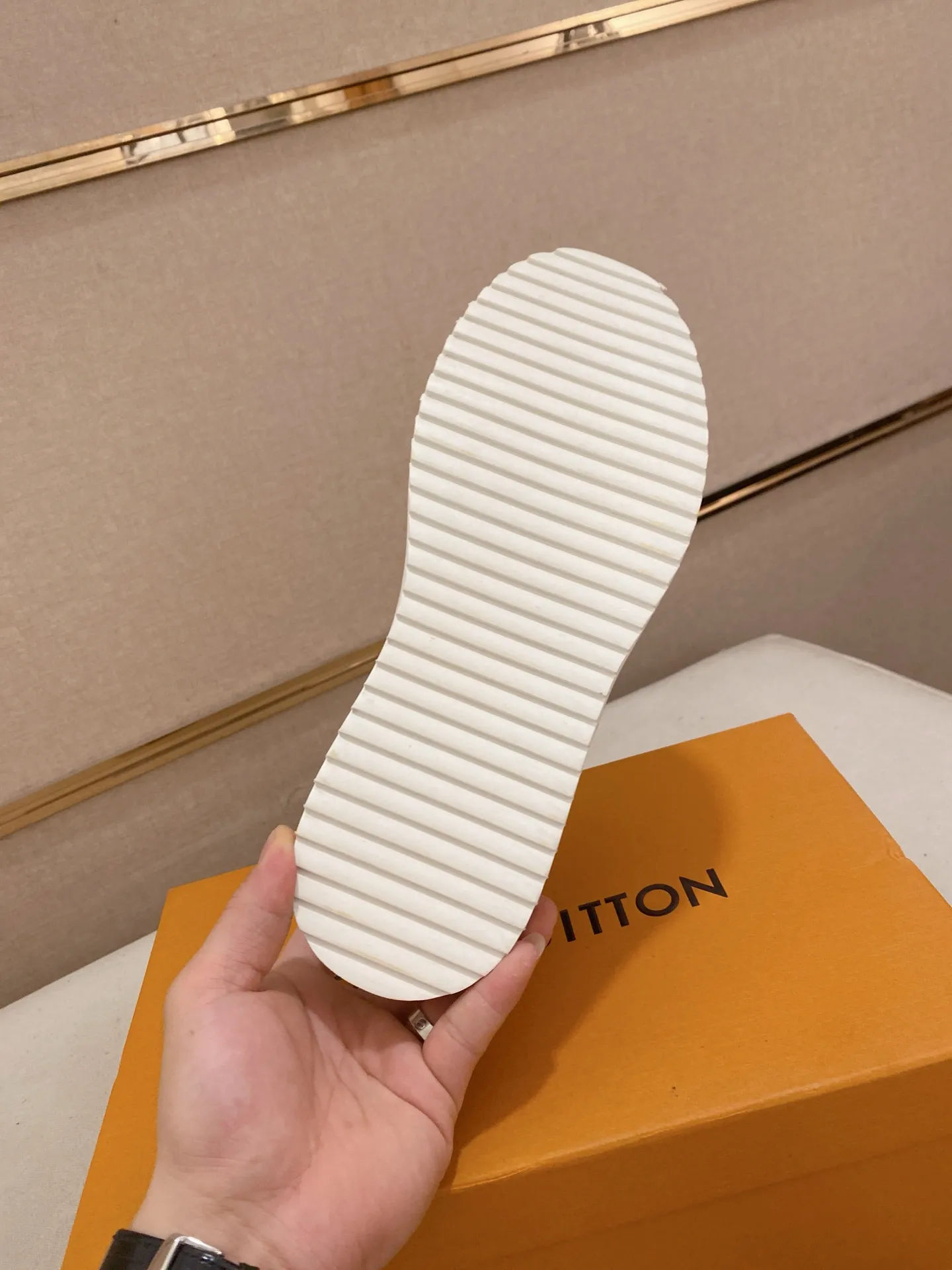 Men's shoes💰 420💰louis vuitton (Louis Vuitton/lv)🔍🔍The new counters are on sale at the same time. The uppers are imported from Italy. ⃣️Re-engraved🇮🇹💪💪, ⚠Sole: The original sole is specially provided by the original factory, the exclusive movable molded sole is super comfortable, ⚠Original and single goods 🔍high quality, you can enter and leave the counter at will, welcome to compare⚠. Code number: 38-44 (45/customized, non-refundable)
